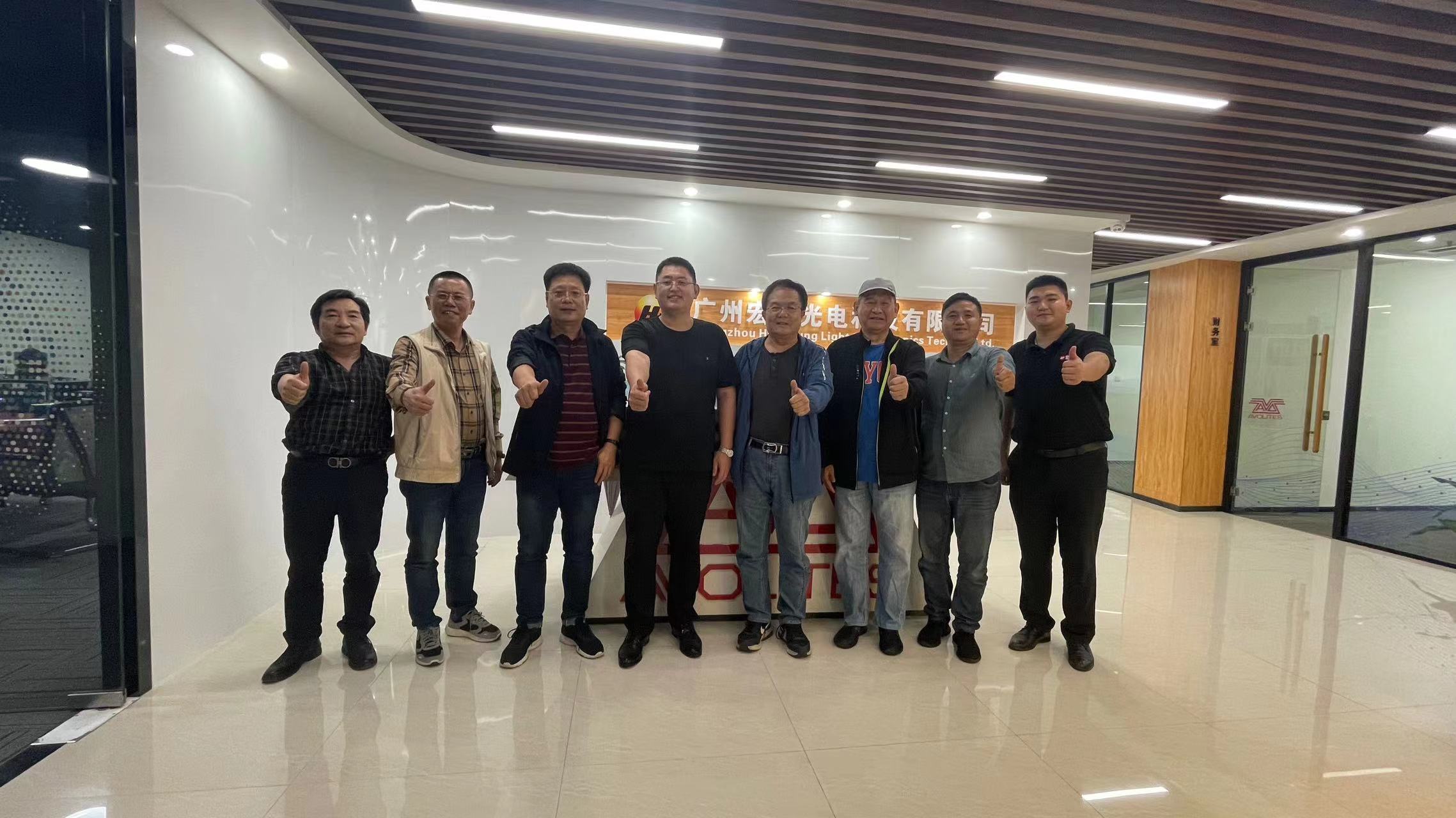 中國(guó)照明學(xué)會(huì)舞臺(tái)電影電視照明專業(yè)委員會(huì)蒞臨廣州宏豐調(diào)研交流